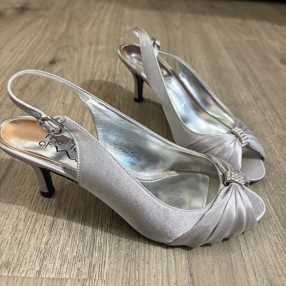 The Touch of Nina Silver Slingback Heels Sz 7M Embellished Bow Bridal Party - Picture 5 of 10